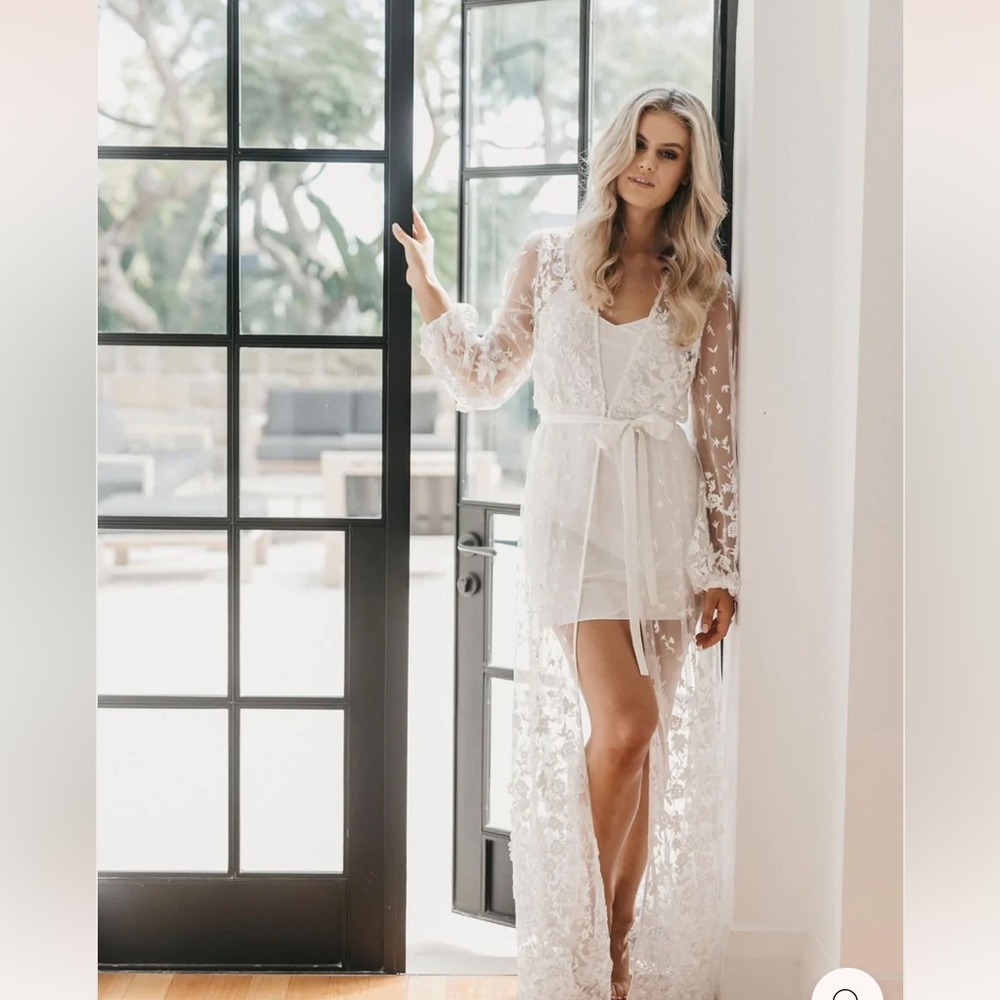 Le Rose bridal robe with slip. M/L. Worn once. LIKE NEW